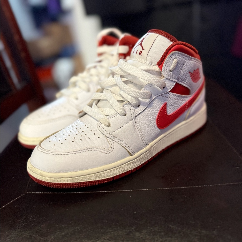 Jordan 1 Mid - White/Dune Red